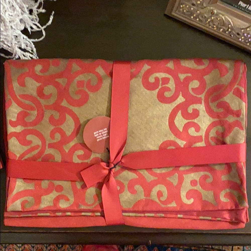 NWT PIER 1 EXCLUSIVE HOLIDAY SCROLL TABLE RUNNER ⭐️⭐️⭐️⭐️⭐️